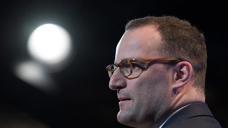 Die Petition fordert: "Herr Spahn, leben Sie für einen Monat vom Hartz-IV-Grundregelsatz - so wie ich!" Foto: Soeren Stache/dpa