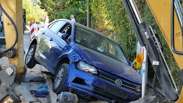 Bei dem Unfall in Erlangen fiel ein VW Polo in ein Baggerloch. Dabei wurde ein Mann schwer verletzt. NEWS5 / Oßwald