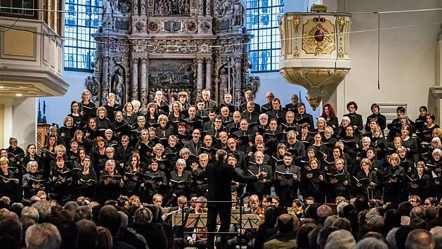 Der Coburger Bachchor unter Leitung von Peter Stenglein singt am 25. November die Uraufführung eines Werkes von Marcus M. Reißenberger sowie die Messe C-Dur von Ludwig van Beethoven.Foto: Archiv/Jochen Berger