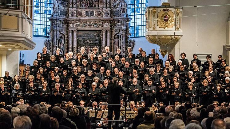 Der Coburger Bachchor unter Leitung von Peter Stenglein singt am 25. November die Uraufführung eines Werkes von Marcus M. Reißenberger sowie die Messe C-Dur von Ludwig van Beethoven.Foto: Archiv/Jochen Berger