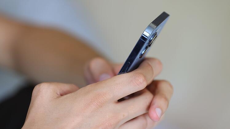 Jugendlicher mit Smartphone