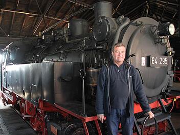 DDM-Leiter Volker Dietel vor der Lokomotive, die die Briefmarke der Karibik-Insel Nevis ziert.  Foto: Jürgen Gärtner