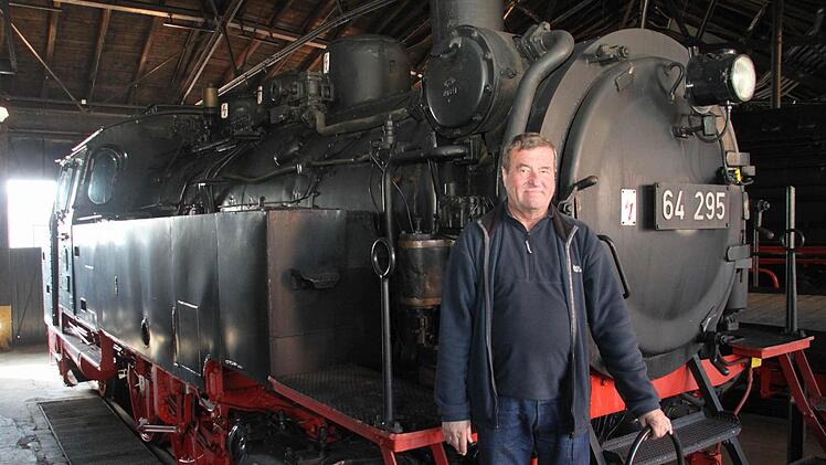 DDM-Leiter Volker Dietel vor der Lokomotive, die die Briefmarke der Karibik-Insel Nevis ziert.  Foto: Jürgen Gärtner