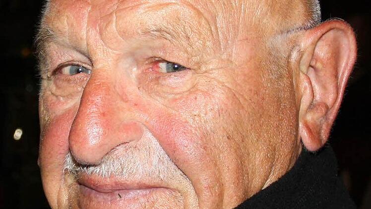 "Wir kaufen die Saale-Zeitung nur während des Kissinger Sommers und wegen der Artikel von Herrn Ahnert", berichtet der Bad Kissinger Heinrich Seitz. "Ich bin von Anfang an beim Kissinger Sommer dabei", erinnert er sich an die Anfänge vor 28 Jahren. Als Musiker hörte er schon immer ganz genau hin bei den Konzerten. Fazit: In den vergangenen 20 Jahren habe sich die Qualität der Darbietungen deutlich gesteigert. Eine fundierte - und durchaus kritische - Kritik ist ihm sehr wichtig. Und auch selb...