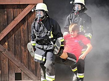 Mit schwerem Atemschutz retteten Feuerwehrleute Personen aus einer verrauchten Scheune. Foto: Helmut Will