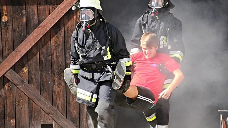 Mit schwerem Atemschutz retteten Feuerwehrleute Personen aus einer verrauchten Scheune. Foto: Helmut Will