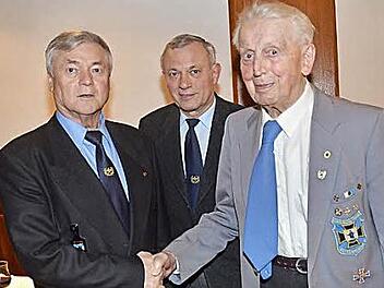 Der BSB-Bezirksvorsitzende Klaus-Dieter Nitzsche (links) und Kreisvorsitzender Reinhard Schülein (Mitte) dankten Franz Hoffmann für sein über 50-jähriges Engagement. Foto: Karl-Heinz Hofmann