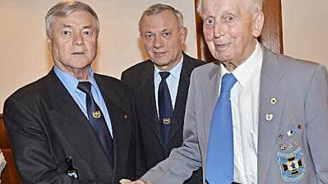 Der BSB-Bezirksvorsitzende Klaus-Dieter Nitzsche (links) und Kreisvorsitzender Reinhard Schülein (Mitte) dankten Franz Hoffmann für sein über 50-jähriges Engagement. Foto: Karl-Heinz Hofmann