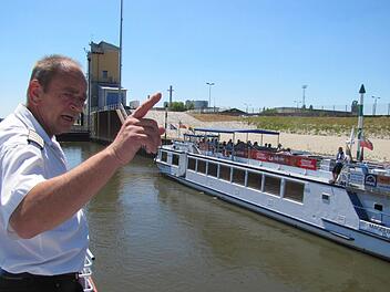 Bei Fred Leff, Kapitän der MS Präsident, waren die Coburger Gäste in guten Händen. Foto: Martin Koch