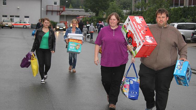 Udo Wende hat ein fabrikneues, originalverpacktes Bobbycar dabei. Foto: Sonja Adam