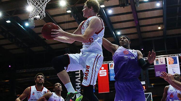 Patrick Heckmann (mit Ball) zieht mit Volldampf zum Korb und punktet per Korbleger. Links beobachtet der ebenfalls starke Elias Harris die Aktion des Talents, das über 20 Minuten Spielzeit erhielt. Foto: Daniel Löb