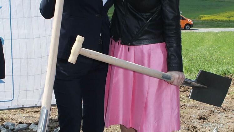 Ran an die Spaten, Mädels: Für Bundestagsabgeordnete Emmi Zeulner war es der erste Spatenstich für eine Ortsumgehung, auch die parlamentarische Staatssekretärin beim Bundesminister für Verkehr und digitale Infrastruktur, Dorothee Bär, langte kräftig zu. Foto: Sonny Adam