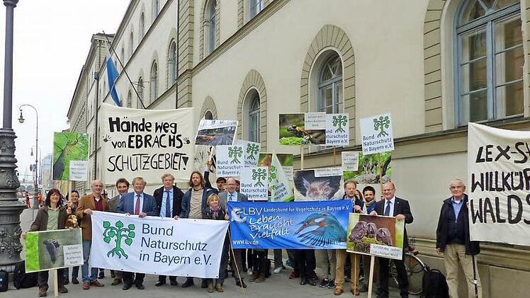 Einspruch gegen die Aufhebung eines Schutzgebiets: Naturschützer demonstrierten in München vor dem Verwaltungsgerichtshof.  Foto: p.