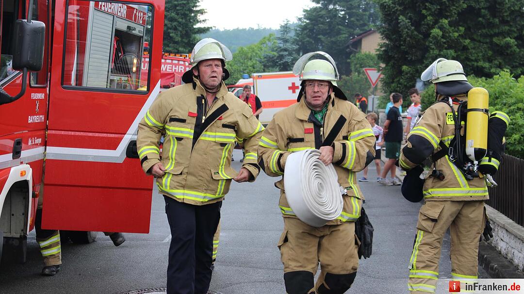 Blitz schlägt in Dachstuhl von Einfamilienhaus ein