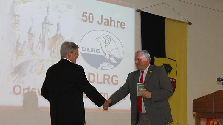 Auch Bürgermeister Jürgen Hennemann überbrachte Glückwünsche zum 50-jährigen Bestehen und hatte eine Kleinigkeit dabei.