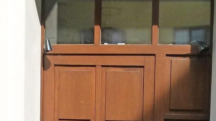 Mathias Wichtrey (links) empfängt von Hans-Heinrich Eidt die Sanierungsmedaille.