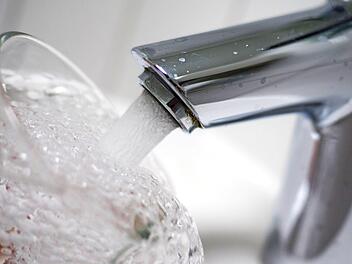 In die Wasserversorgung wird in Burkersdorf und in Oberlangenstadt investiert.  Symbolbild: Marian Hamacher