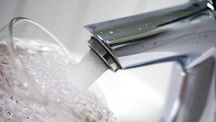 In die Wasserversorgung wird in Burkersdorf und in Oberlangenstadt investiert.  Symbolbild: Marian Hamacher