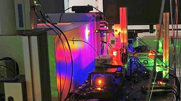 Im Helmholtz-Institut wird mit Mikroskopen, aber auch mit Lasertechnik geforscht. Foto: privat