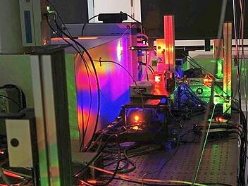Im Helmholtz-Institut wird mit Mikroskopen, aber auch mit Lasertechnik geforscht. Foto: privat
