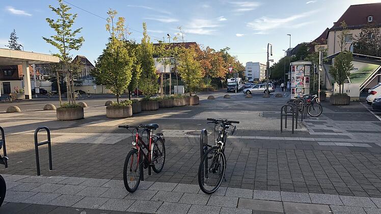 Der künftige Kurt-Eisner-Platz sieht in den Augen vieler Betrachter bisher eher unscheinbar aus.    Foto: Stadt Erlangen