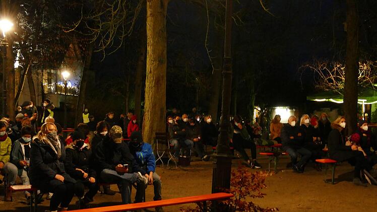 Katholische und evangelische Pfarreien gingen auch in Bamberg neue Wege, um möglichst vielen Christen die Weihnachtsbotschaft nahe zu bringen. So wurden Gottesdienste am "Wilde Rose"-Keller gefeiert. Foto: Marion Krüger-Hundrup
