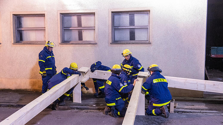 Effeltrich: Scheune droht einzustürzen - Feuerwehr und THW mit Großaufgebot vor Ort