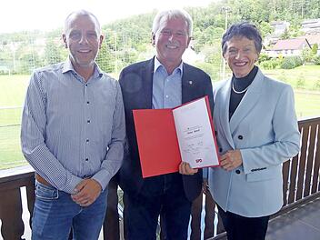 Ehrung für Werner Diersch (Mitte) durch Kreisvorsitzende Inge Aures und Ortsvereinsvorsitzenden Ingo Moos