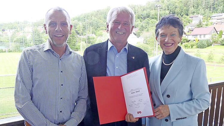 Ehrung für Werner Diersch (Mitte) durch Kreisvorsitzende Inge Aures und Ortsvereinsvorsitzenden Ingo Moos
