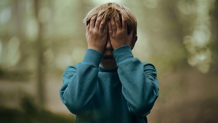 Vor vielen Jahren spielte Emil (David Dam Jexent) bei einem Ausflug mit anderen Heimkindern Verstecken, wenig sp&auml;ter machte er einen grausigen Fund.