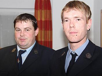 Die Wahl eines neuen Kommandanten für die Freiwillige Feuerwehr Völkersleier ist gescheitert. Der Vorstand des Feuerwehrvereins bleibt bestehen. Neu in ihren Ämtern sind jedoch zweiter Vorsitzender Detlef Selbert (links) und Schriftführer Sven Schneider. Fotos: Gerd Schaar