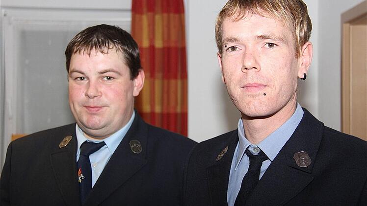 Die Wahl eines neuen Kommandanten für die Freiwillige Feuerwehr Völkersleier ist gescheitert. Der Vorstand des Feuerwehrvereins bleibt bestehen. Neu in ihren Ämtern sind jedoch zweiter Vorsitzender Detlef Selbert (links) und Schriftführer Sven Schneider. Fotos: Gerd Schaar