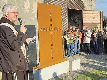 Pater Christoph erklärte die erste Station an der Katharinenkapelle in Klosterlangheim. Fotos: Andreas Welz
