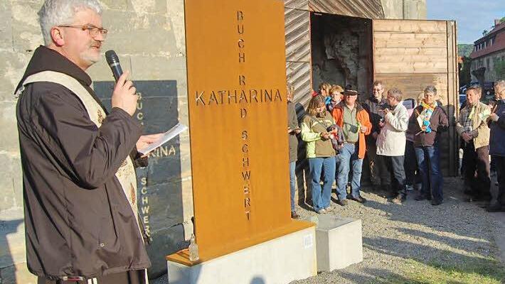 Pater Christoph erklärte die erste Station an der Katharinenkapelle in Klosterlangheim. Fotos: Andreas Welz