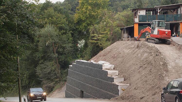 Aus Richtung Schönbach sieht man das Grundstück mit dem Wohnhaus, das nun durch die Baumaßnahme wieder gesichert wurde.