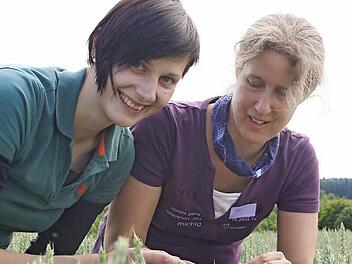 Prüfling Alexandra Deinlein (links) und Prüferin Claudia Albers untersuchen Weizen. Foto: Thomas Heuchling
