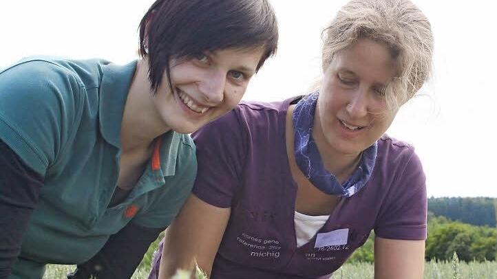 Prüfling Alexandra Deinlein (links) und Prüferin Claudia Albers untersuchen Weizen. Foto: Thomas Heuchling