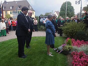 Bürgermeister Matthias Schneiderbanger, Gabriel Muller, Gilberte Denis und Josef Hofmann legen einen Kranz am Gedenkstein für die gefallenen Soldaten nieder.  Foto: Johannes Michel