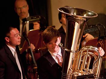 Erst 13 Jahre alt und schon als Solist gefeiert: Tim Tietze verdiente sich den Beifall des Publikums mit seiner Interpretation des Concertinos für Tuba von Arthur Frackenpohl.Foto: Jochen Berger