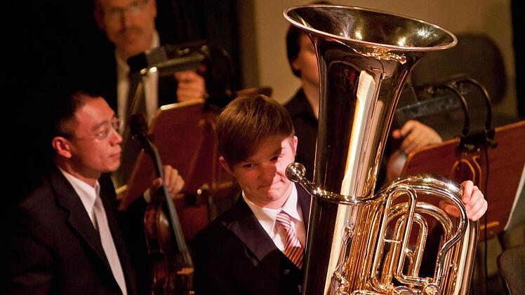 Erst 13 Jahre alt und schon als Solist gefeiert: Tim Tietze verdiente sich den Beifall des Publikums mit seiner Interpretation des Concertinos für Tuba von Arthur Frackenpohl.Foto: Jochen Berger