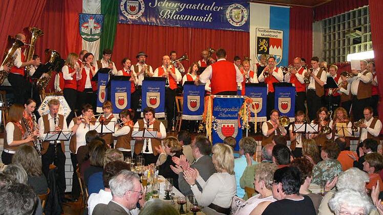 Schnappschuss aus dem Jahr 2007: Das Hummelgauer Jugendblasorchester und der Musikverein Ludwigschorgast begeisterten beim Osterkonzert das Publikum in der restlos ausverkauften FC-Turnhalle.  Foto: Archiv/Anton Leithner