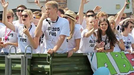Feierstimmung unter den jungen Männern und Frauen.