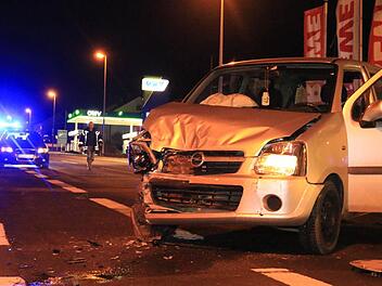 Bei einem Zusammenstoß zweier Autos in Buttenheim haben sich am Freitagabend drei Menschen leicht verletzt. Foto: Ferdinand Merzbach