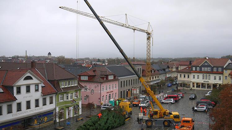 Auf dem Neustadter Marktplatz ist am Donnerstag der Weihnachtsbaum aufgestellt worden. Foto: Berthold Köhler