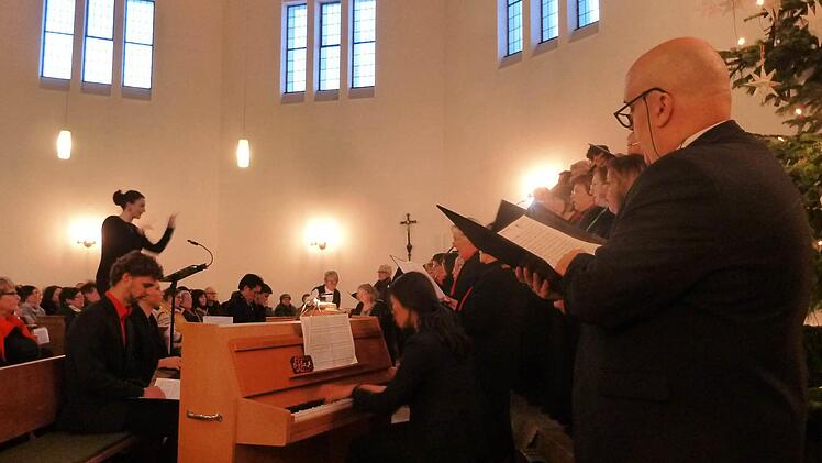 Stefanie Ernst hatte extra für dieses Programm den Kirchenchor "Cantabile" mit zusätzlichen Gastsängerinnen und -sängern aufgestockt. Fotos: Bernd Grosser