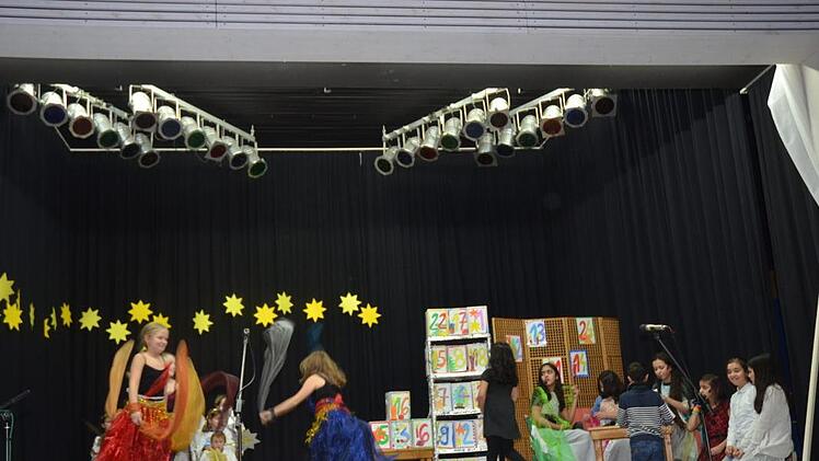 Den Zauber von 1001 Nacht boten orientalische Tänzerinnen in dem Stück "Auf dem Weg zum Weihnachtsfest".K.- H. Hofmann