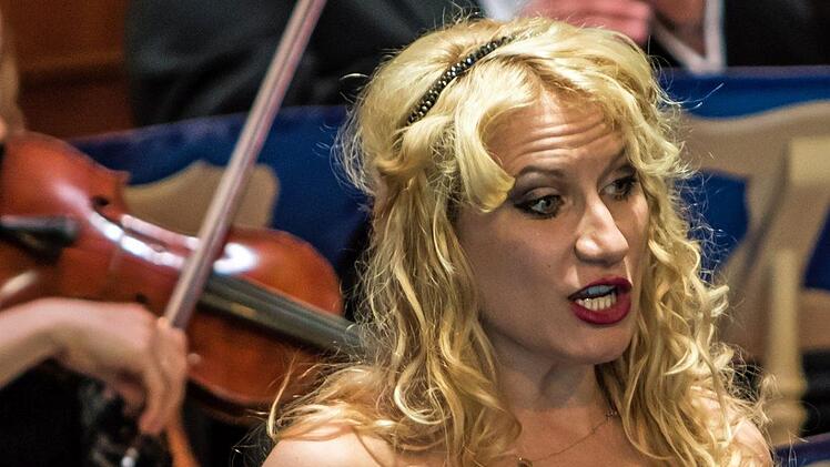 Impressionen vom Auftritt des Alt-Wiener Strauss-Ensembles unter Leitung von Ralph Kulling bei den Johann Strauss Musiktagen in Coburg: Victoria Kunze (Sopran)Foto: Jochen Berger