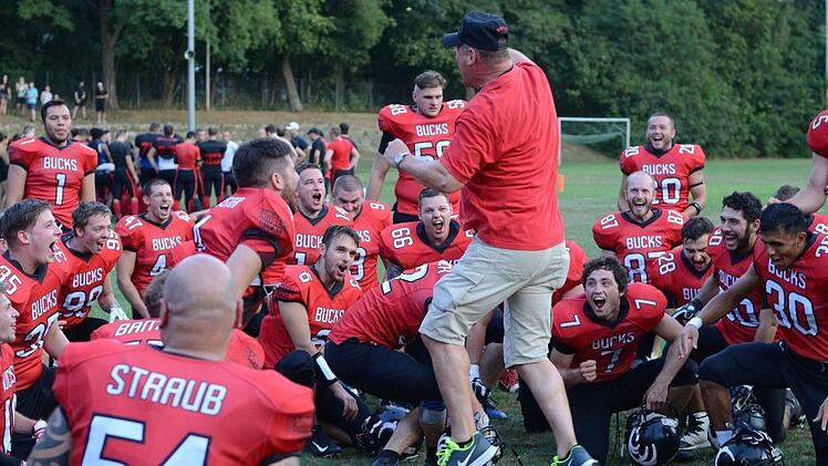 Nach dem letzten Heimspiel in dieser Saison feiern die Bucks auf dem Platz des FV 1912 Bamberg den Aufstieg in die Bayernliga. Am Samstag, 18. August, geht es zum Saisonfinale nach Starnberg. Foto: Karin Burkhard