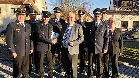 Gl&uuml;ckw&uuml;nsche f&uuml;r Stefan M&uuml;ller (v. li.): KBR Joachim Ranzenberger, KBI Matthias Schuhb&auml;ck, 2. Vorsitzender Stefan M&uuml;ller, stv. Kommandant Daniel Frisch, stv. Landrat Bernd Steger, KBM Markus Reischl, 1. Kommandant Maximilian Treusch, 1. Vorsitzender Lukas Riedel und 2. B&uuml;rgermeisterin Helga M&uuml;ck Foto: privat