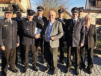 Glückwünsche für Stefan Müller (v. li.): KBR Joachim Ranzenberger, KBI Matthias Schuhbäck, 2. Vorsitzender Stefan Müller, stv. Kommandant Daniel Frisch, stv. Landrat Bernd Steger, KBM Markus Reischl, 1. Kommandant Maximilian Treusch, 1. Vorsitzender Lukas Riedel und 2. Bürgermeisterin Helga Mück Foto: privat